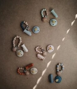 Mushie à Brosses à Dents En Silicone Pour Bébé Mushie | Blush + Sable Changeant | SALOPETTE -Dentaires Appareils Magasin 1035x1200 3