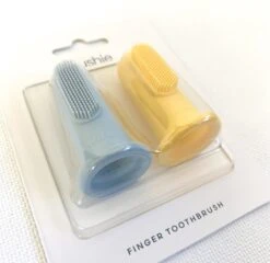 Mushie Finger Toothbrush Powder Bleu / Jonquille - Finger Toothbrush Bébé - 2 Pièces Par Paquet - Brosse à Dents En Siliconen -Dentaires Appareils Magasin 1200x1164 1