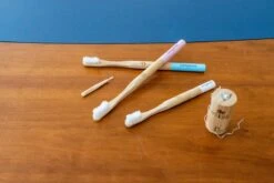 Pack Travel En Couple - Une Collection De 2 Brosses à Dents (PlanetBrush) - 2 Fils Dentaires (PlanetFloss) Et 2 Packs De Brossettes Interdentaires (InterDent) (tout En Bambou) -Dentaires Appareils Magasin 1200x801 2