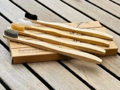 Quatre Brosses à Dents En Bamboe Durables - Pack Familial - Conception De Brosse Uniek - 100 % Eco- Quatre Couleurs Différentes -Dentaires Appareils Magasin 1200x899 2