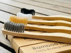 Quatre Brosses à Dents En Bamboe Durables - Pack Familial - Conception De Brosse Uniek - 100 % Eco- Quatre Couleurs Différentes