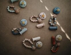 Mushie à Brosses à Dents En Silicone Pour Bébé Mushie | Argile + Sable Mouvant | SALOPETTE -Dentaires Appareils Magasin 1200x921 1