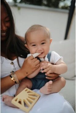 Mushie à Brosses à Dents En Silicone Pour Bébé Mushie | Bleu Cambridge + Sable Mouvant | SALOPETTE -Dentaires Appareils Magasin 806x1200 2