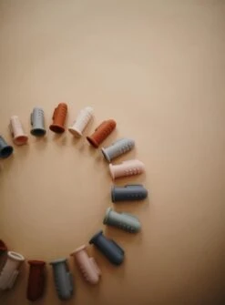 Mushie à Brosses à Dents En Silicone Pour Bébé Mushie | Blush + Sable Changeant | SALOPETTE -Dentaires Appareils Magasin 885x1200